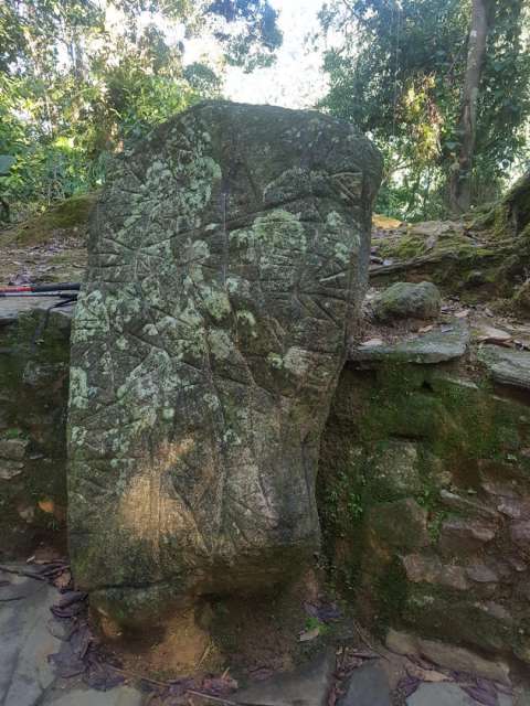 Geheimnisvoller Stein, der in der Ciudad gefunden wurde. Man geht davon aus, dass er eine Art Karte darstellt der Wege zwischen der alten indigenen Stätten