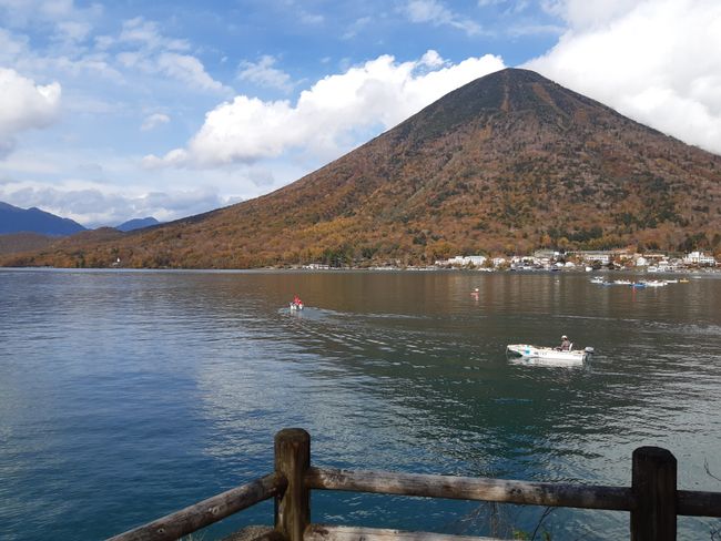 der Chuzenji See mit dem heiligen Vulkan Mt. Nantai (der bei einer Eruption vor 22.000 Jahren das Tal blockierte und so den See schuf)