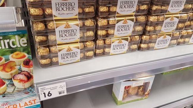 Ferrero Rocher kostet hier um die 10 Euro pro Packung.