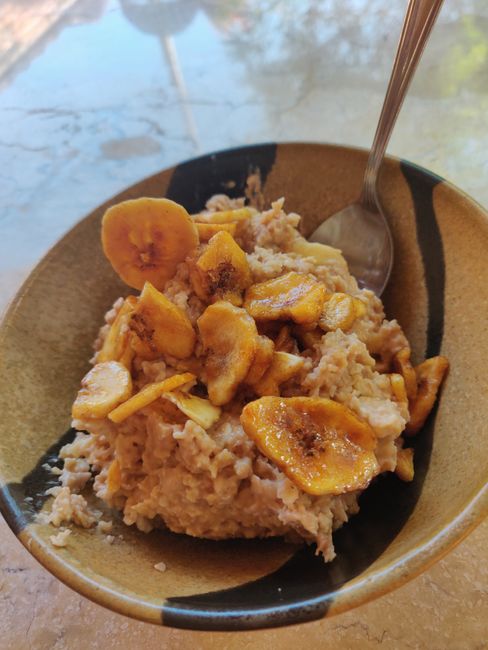 Porridge with dried bananas