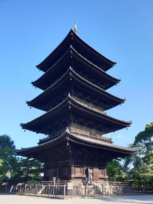 To-ji Temple Pagoda - Japan's largest pagoda with a height of 55m, destroyed multiple times by fire/lightning strikes, but never by an earthquake, thanks to the construction, the current one has been standing since 1644