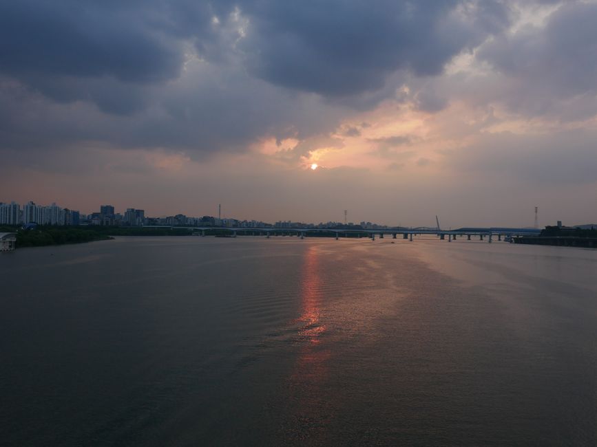 Der Han-Fluss, der die Stadt durchquert, am Abend 
