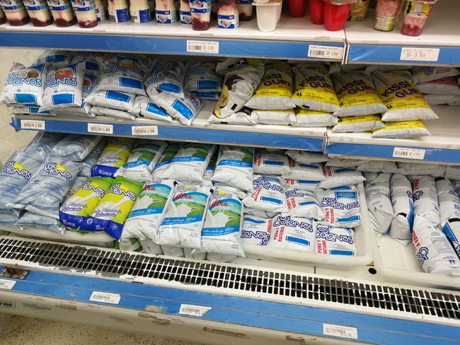 Milch und Joghurt werden in Paraguay in lustigen Beuteln verkauft. Die Gänge im Supermarkt sind IMMER voll mit Joghurt, da die Tüten schnell reißen oder Löcher bekommen.  