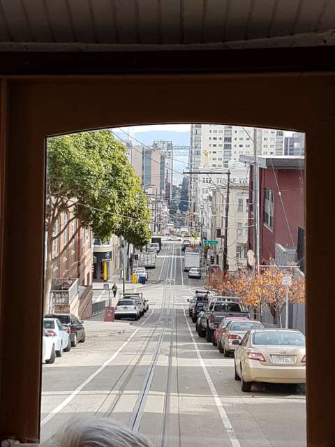 Die Straßen von San Francisco sind - wie aus vielen Fernsehserien bekannt - größtenteils extrem hügelig. Dort parken ist nicht einfach und erfordert ein paar Sicherheitsmaßnahmen wie z.B. eingeschlagene Vorderräder. Sind heute mit dem Cable Car bis zum Wasser gefahren und haben auf dem Weg die Lombard Street, die kurvenreichste Straße der Stadt, besichtigt.