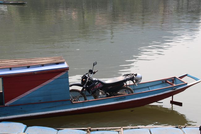 Das Motorrad auf dem Boot
