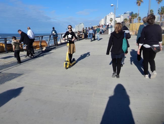... und von diesen E-Scootern gibt es in Tel-Aviv ohnehin tausende