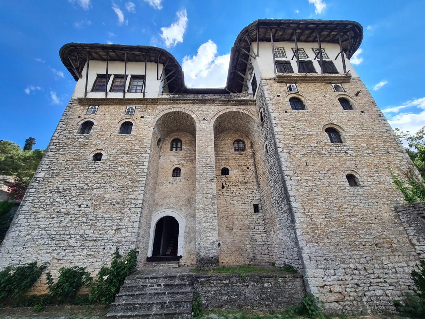 In Gjirokastër gibt es noch ein paar der alte Kulla genannten Wehrhäuser