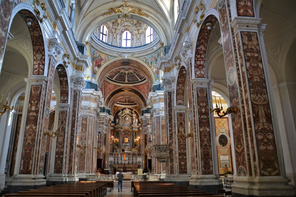 Diese Kirche ist definitiv der Schlossallee würdig, denn so viel Marmor sieht man eigentlich nur im Vatikan.