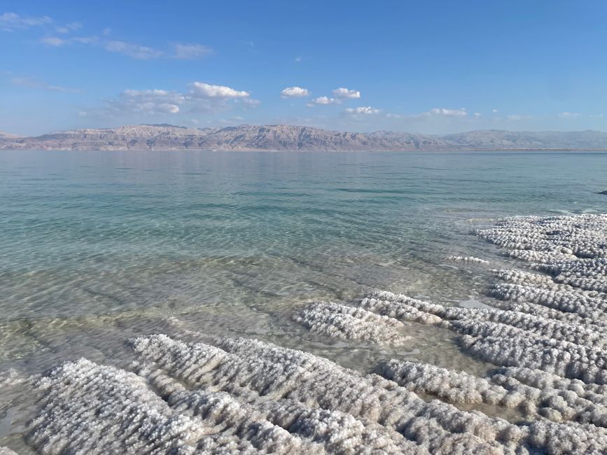 Die aufgrund von Sinklöchern und Erdrutschen schwer zugängliche Küste des Toten Meers