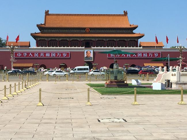 可以看出是毛主席。天气正好。