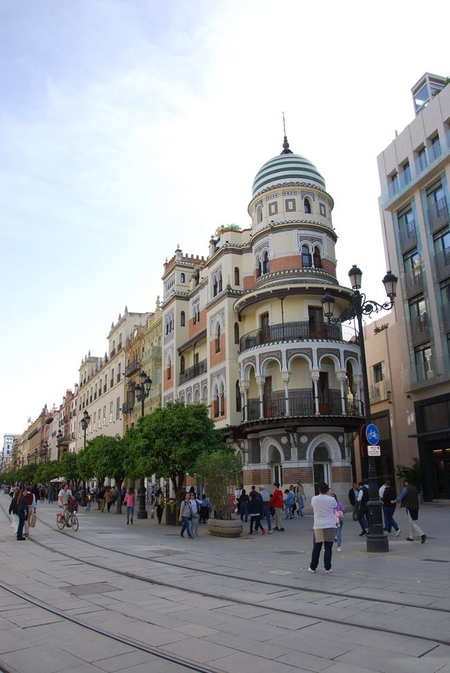 Walking and sightseeing in Seville