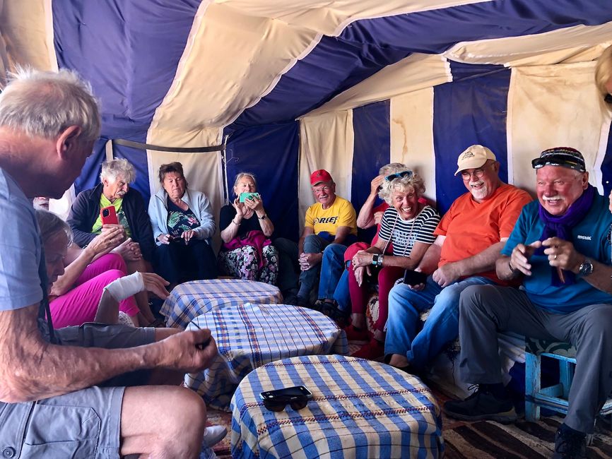 We are waiting in a tent for our Berber pizza. (Photo: Birgit)