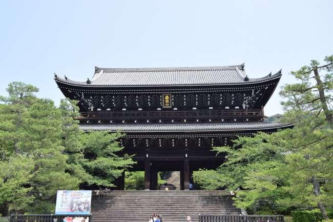 The entrance to the Chion-in, the largest in the country (24 meters high)