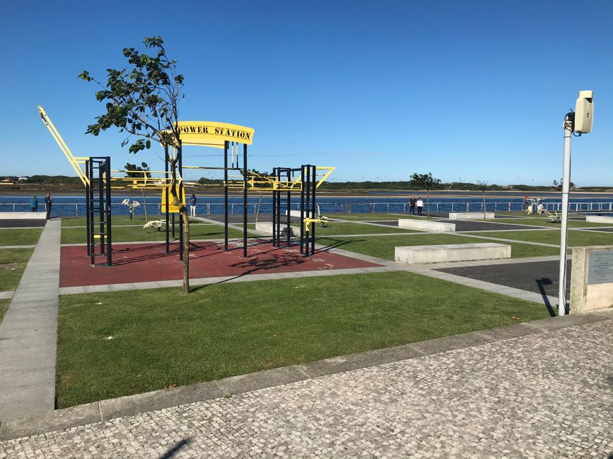 Les appareils de fitness apparaissent encore et encore sur la plage