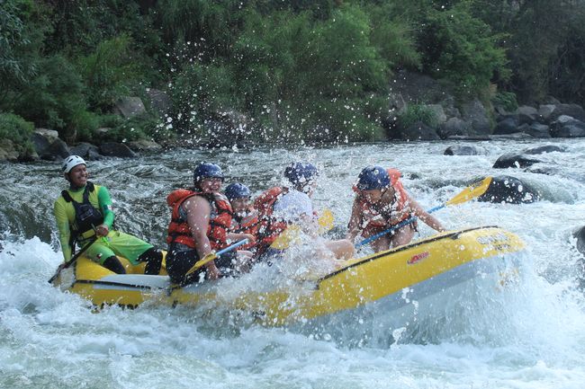 Durch wilde Gewässer und an steilen Klippen hinab