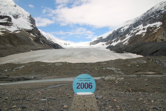durch Jahreszahlen wurde das Ausmaß der früheren Gletscherlänge verdeutlicht