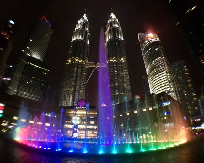 Kuala Lumpur - Lichtershow hinter den Petrona Towers