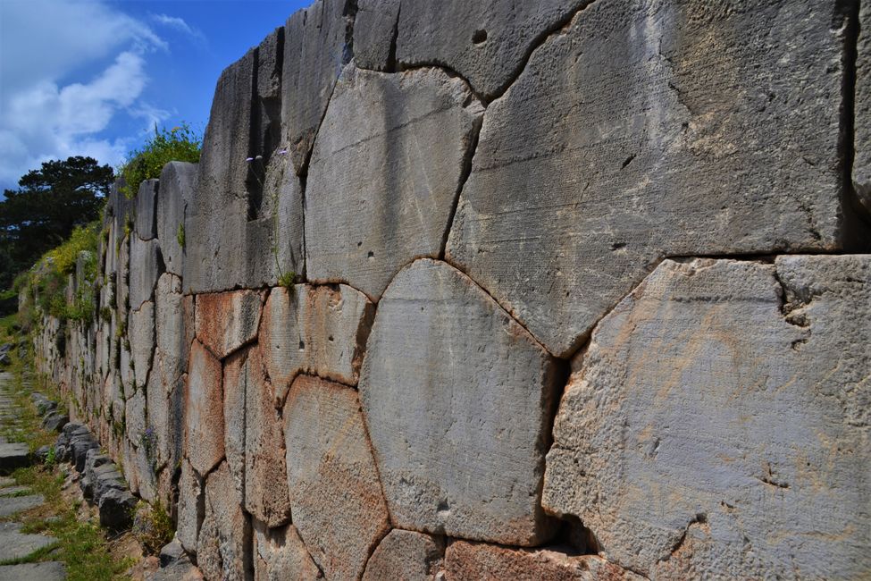 Eine der ersten Erdbebensicheren Wände der Welt. Nach einem Erdbeben in Delphi, das viele Tempel zerstört hatte, wurde die Grundmauer des großen Tempels erdbebensicher wieder aufgebaut. Zudem befindet sich hier die größte öffentliche Bibliothek der Antike, denn in die komplette Wand wurden Texte eingemeißelt.
