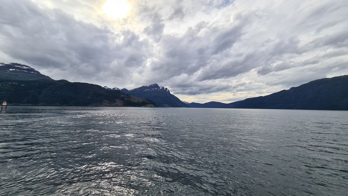 Abakhenkethi bagqamisa iGeiranger Fjord ngaphandle kwezihlwele zabakhenkethi (okanye iinqanawa zokuhamba ngenqanawa)