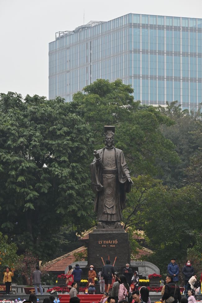 Statue in honor of Ly Thai To