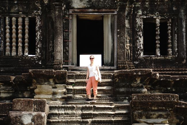 Laura an der alten Bibliothek von Angkor Wat