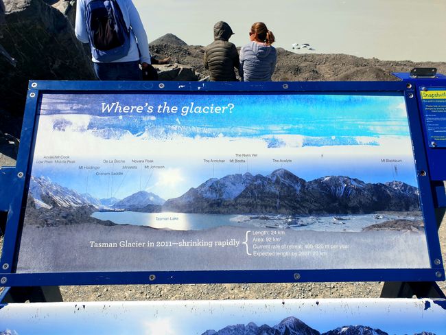 Schilder mit Informationen über das Schmelzen der Gletscher