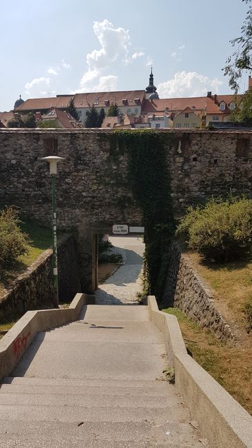 Einer der vielen Durchgänge durch die Stadtmauer