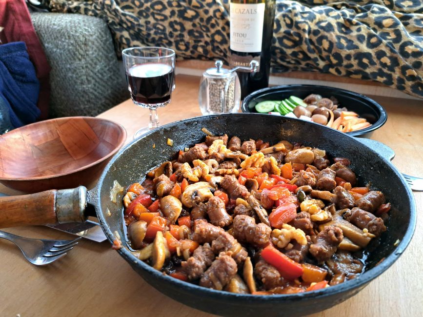 Slices of Merguez - Boef/Mouton - fried with ripe fiery red bell peppers, rings of red shallot, whole cloves of organic Ail de Lautrec, seasonal mushrooms, herbs of Provence, whole nuts, seasoned with piquant, smoke-dried Spanish Pimentón de la Vega (AOP), and robust white pepper from the mill