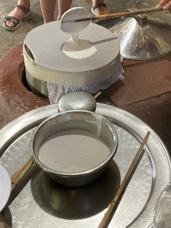 Rice porridge is poured over a cloth over steam
