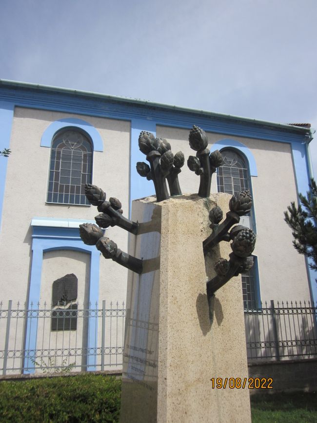 Monument in front of the synagogue in Nove Zamky