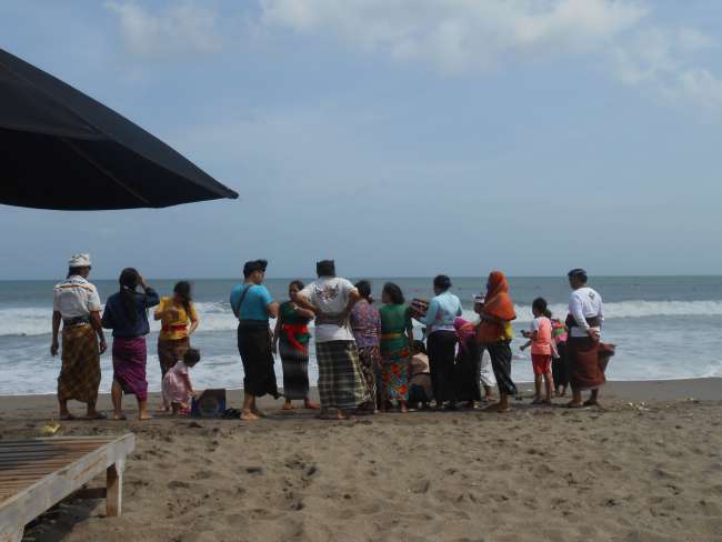 Balinesische Zeremonie am Strand