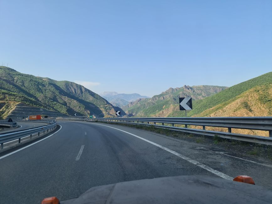 Auf der einzigen wirklichen Autobahn Albaniens ging es Richtung Kosovo wieder weiter in die Berge.