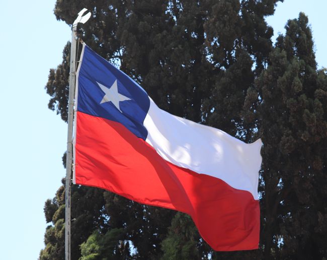 Chiles Flagge im warmen Wüstenwind