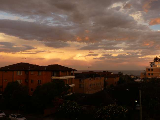 Vom Sonnenuntergang gefärbte Wolken über dem Meer - was für ein Ausblick vom Balkon!