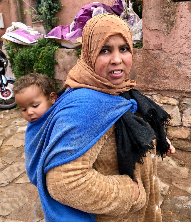 Marokkanische Mütter tragen ihre Kinder meist in einem Tuch auf dem Rücken.