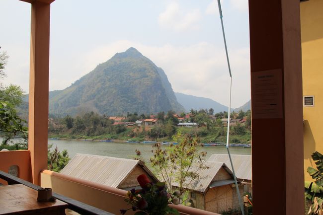 Die Aussicht aus unserem Zimmer: Der Fluss Nam Ou und ein Berg