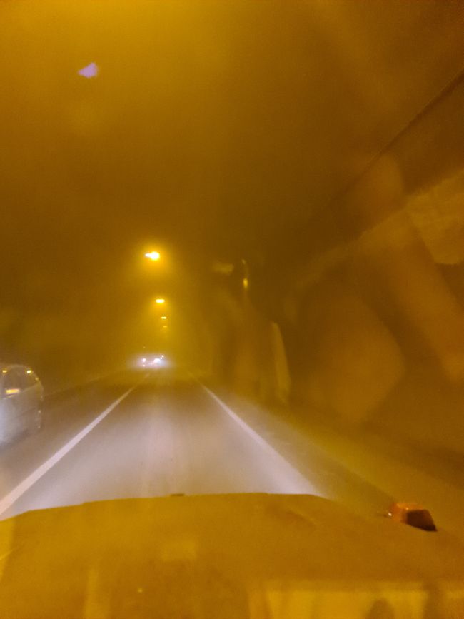 Auf dem Weg nach Kotor geht's durch einen Tunnel. Dieser war trotz Instandsetzung 