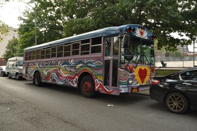 Ein alter Schulbus, von einer Kunstlehrerin gekauft und für mobilen Kunstunterricht umgerüstet
