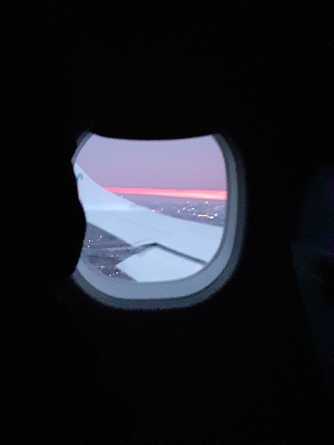 Sonnenaufgang beim Anflug auf Amsterdam