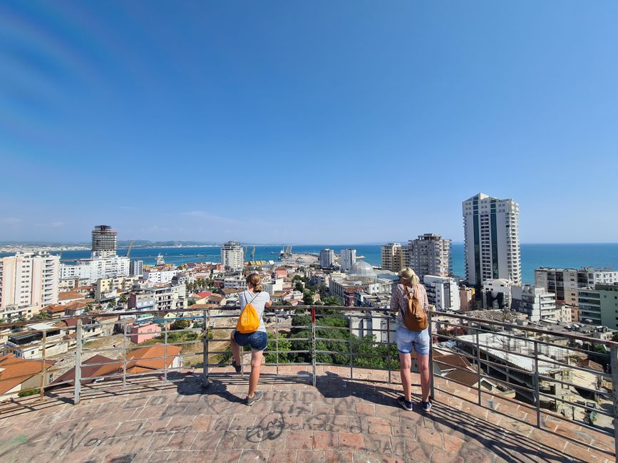 Blick auf den Hafen und Downtown Durrës
