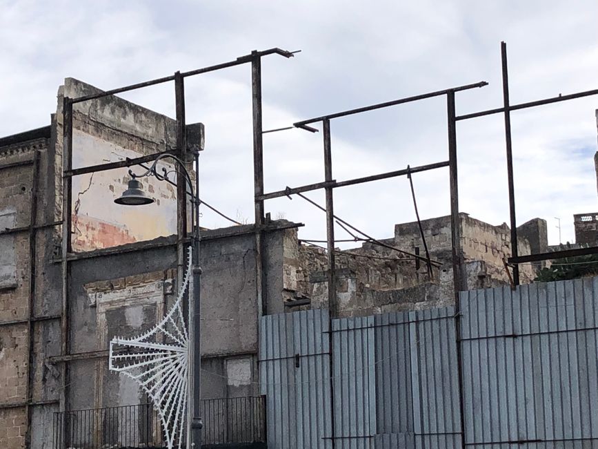 Altstadt Taranto: Häuser müssen mit Armierungseisen abgestützt werden 