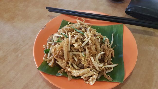 In the evening, we had typical Malaysian dishes, such as Char Koay Teow, at the night market. 