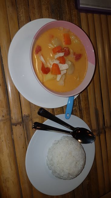 Abendessen: Curry mit Reis. 