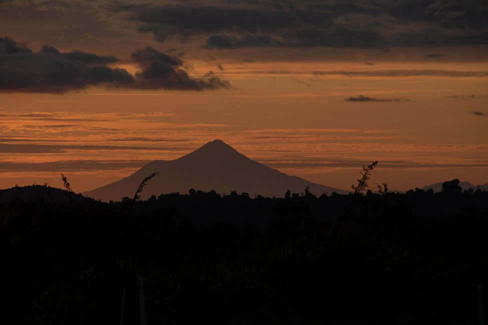 In der Ferne: Mt.Taranaki am Abend