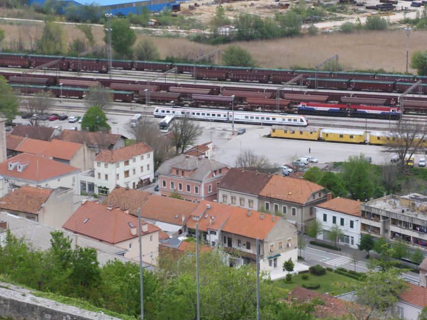 Blick auf den Bahnhof von Knin