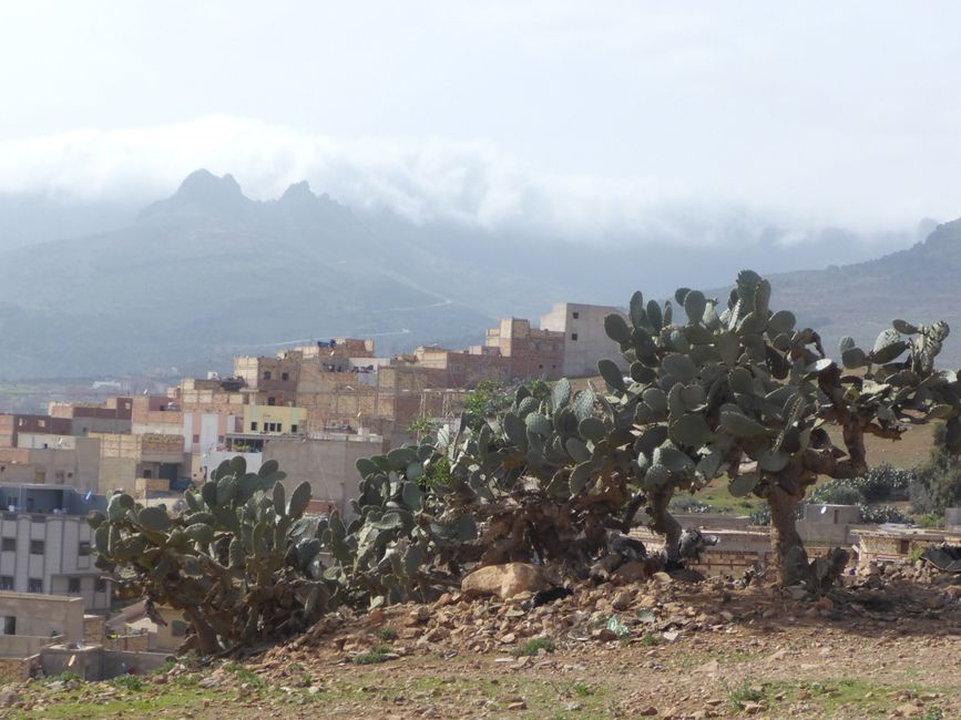 Stadtteil Igounaf mit Blick auf die Berge
