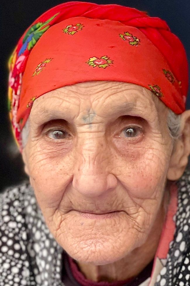 Eine alte Frau mit einer Tätowierung, die fast schon verblasst ist ... (Foto: Birgit)