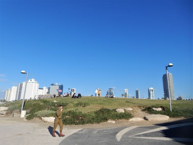 Blick auf Tel Avivs Skyscraper vom Meer aus
