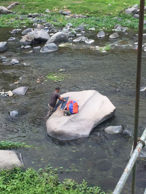 Wäsche wird im Fluss geschrubbt 