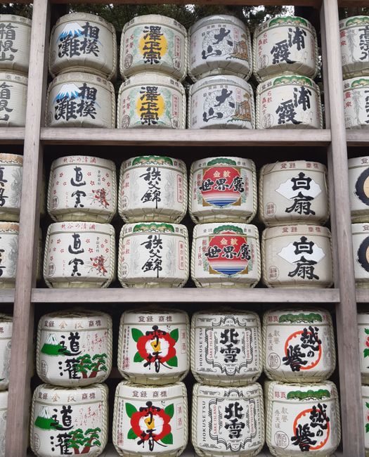 dem Tsurugaoka Hachiman-gū Schrein gespendete Sake-Fässer